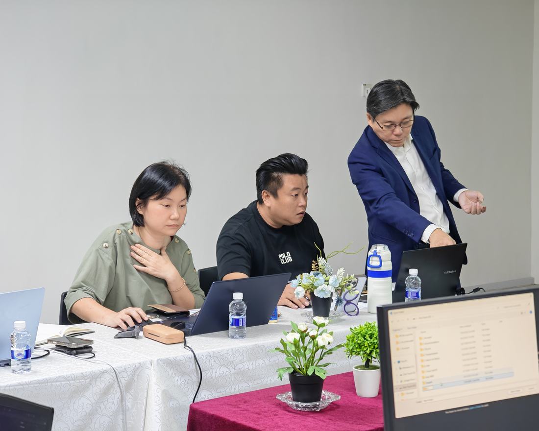 老师站在两位学员身旁指导操作