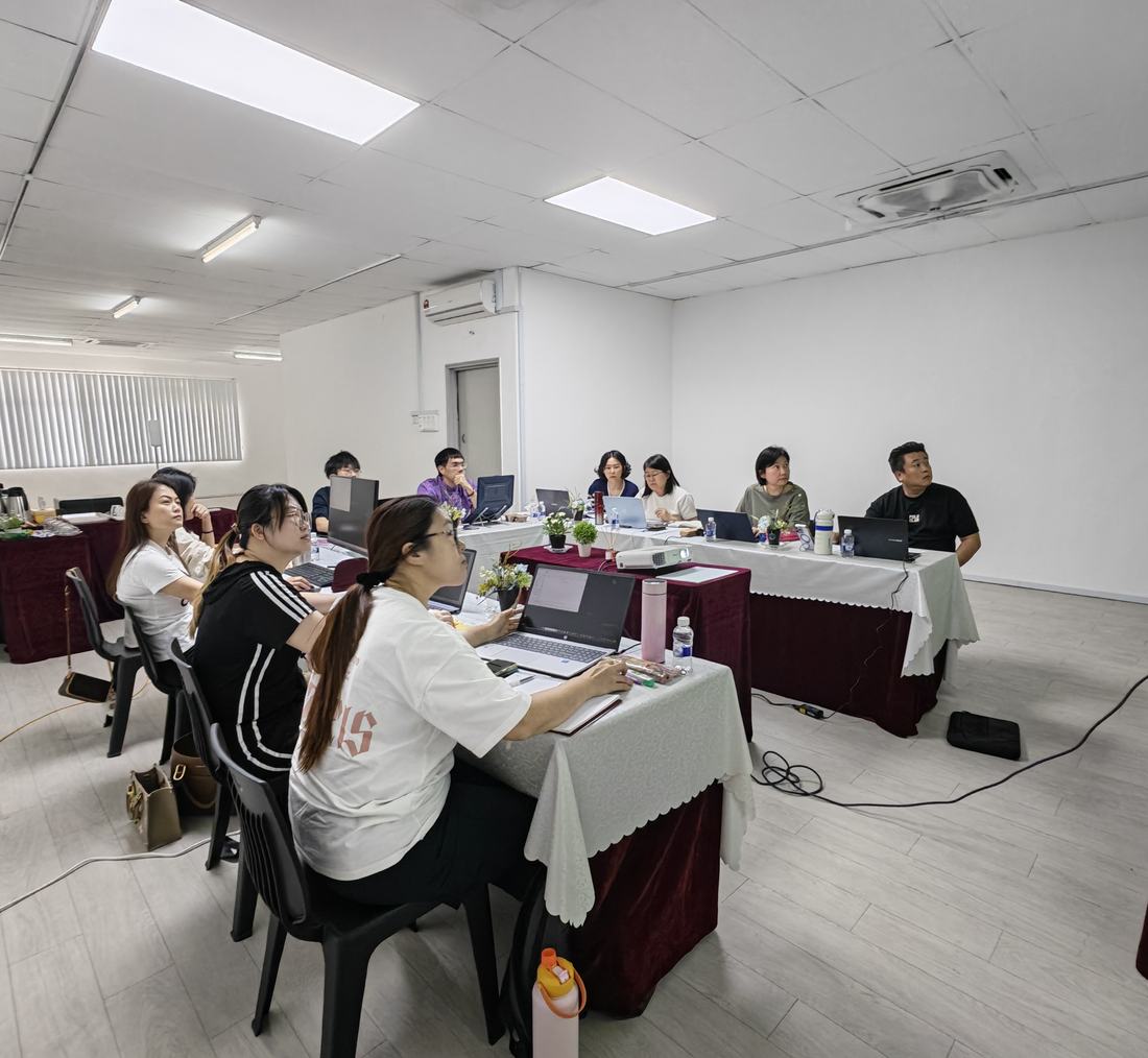 学员们在教室里专注地操作电脑